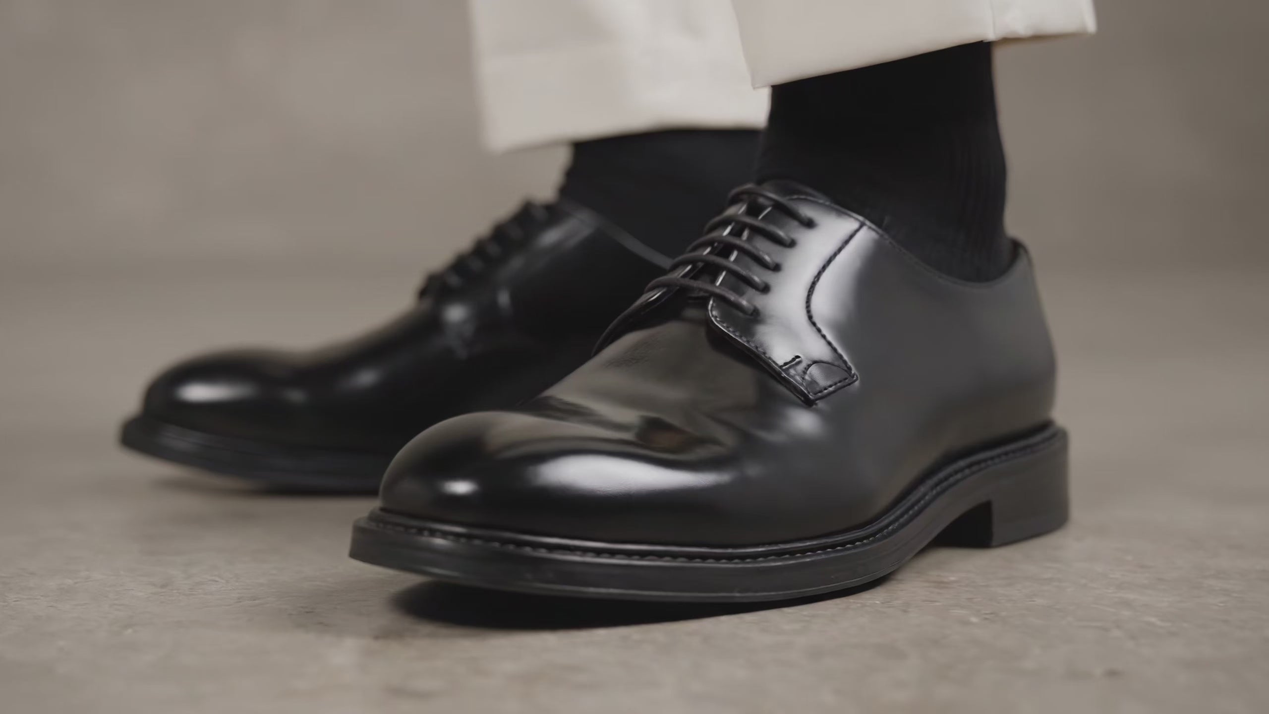 Zapatos lisos con cordones de cuero pulido para hombre